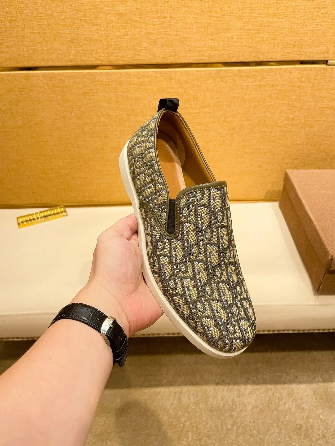 Factory price 380🔥[Dior] The latest 2024 new model is carefully crafted and set off the audience! An international brand that continues to innovate. This men's all-season casual shoe, the original version, has an all-leather upper, breathable and comfortable leather feet ➕Rubber non-slip outsole, breathable and comfortable, quality speaks for itself👄Color: two colors Size: 38-44